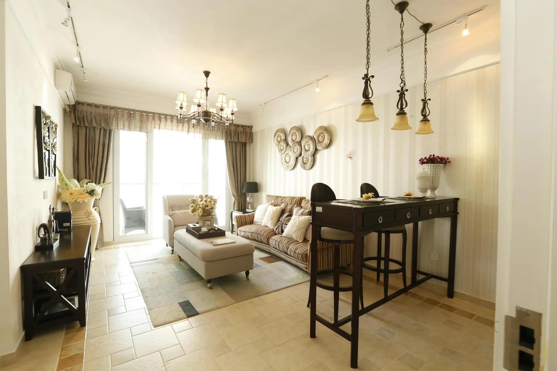 Elegant wallpaper in Atlanta living room